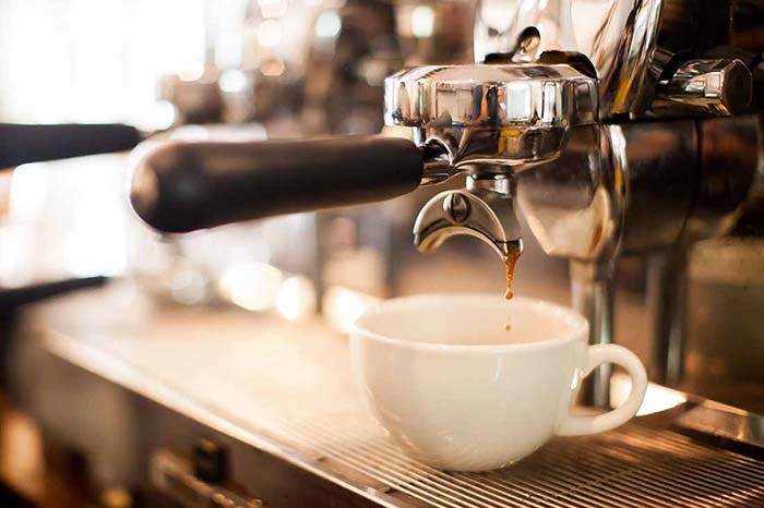 coffee extraction from professional coffee machine with bottomless filter